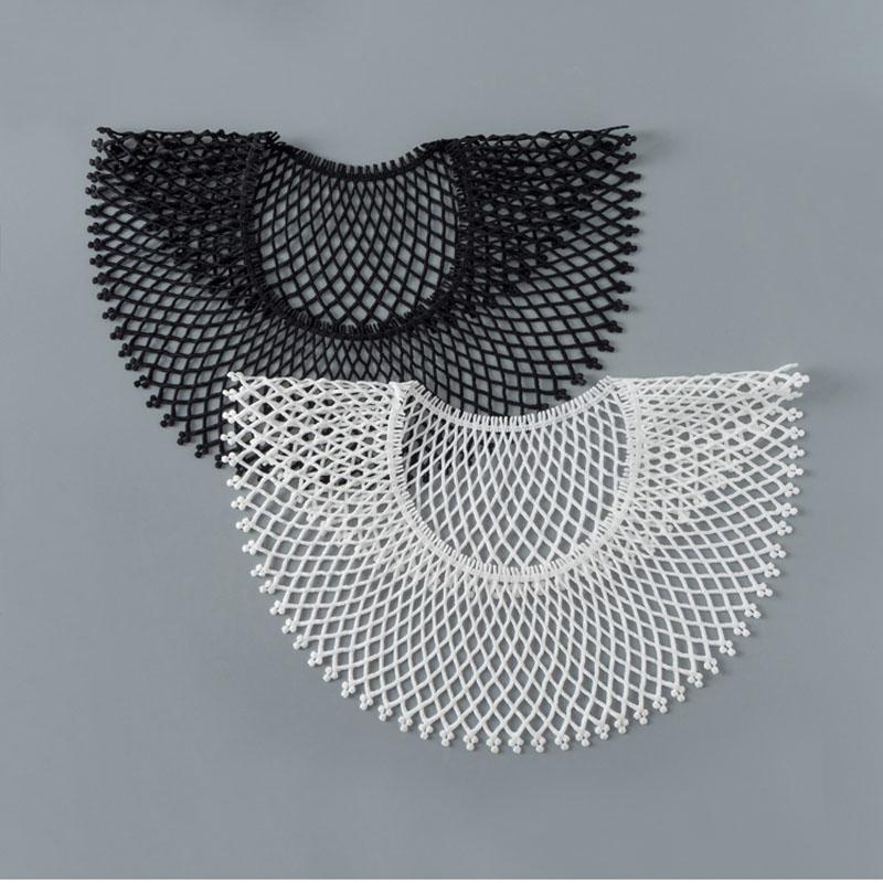 Оқ ва қора тўрли гипюр – кўкрак қисми ва бўйин учун гулли каштали безак