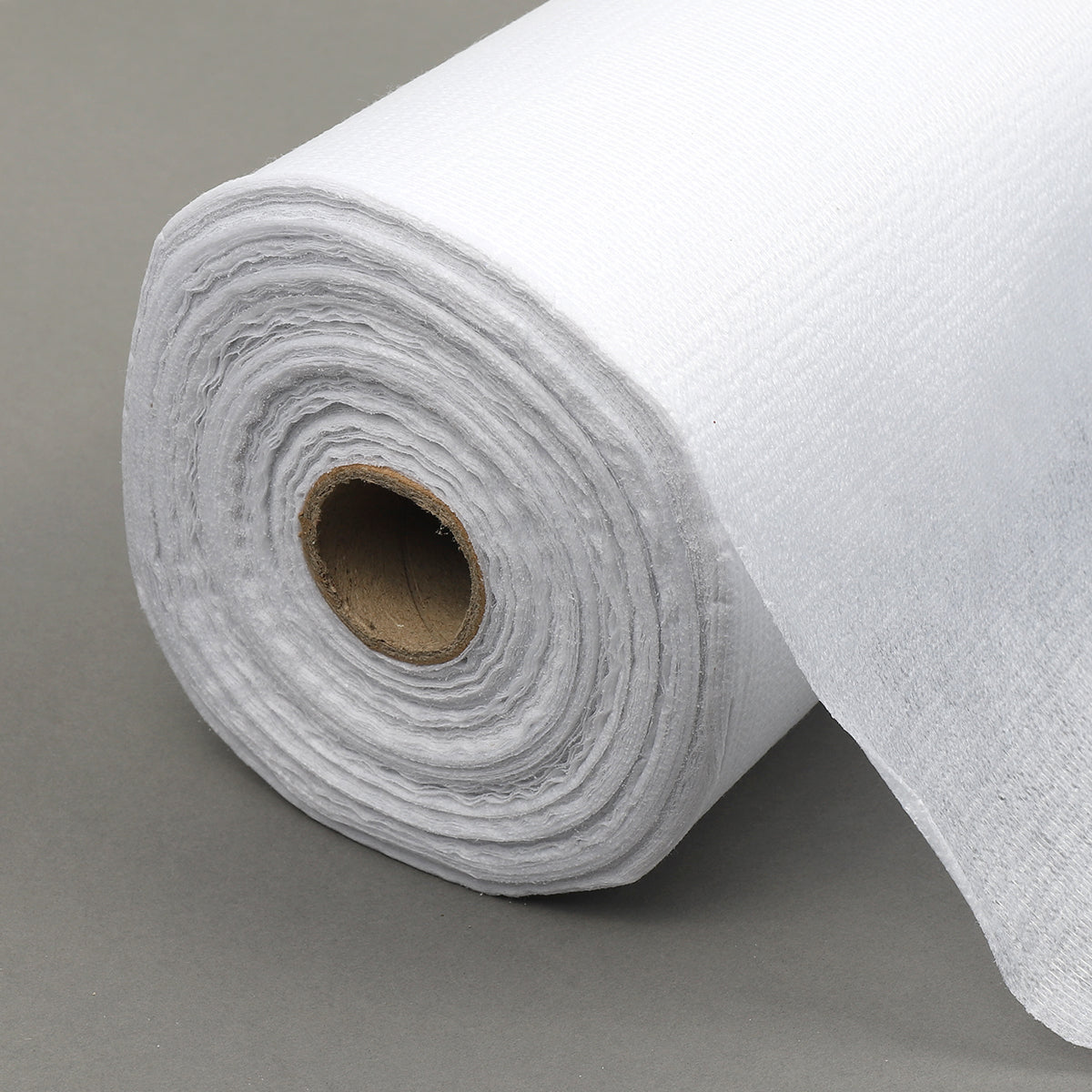 Нетканый материал KUBRO TEXTILE, точечная ПА-клеевая пропитка, прошит нитками, 44 г/м², цвет белый, ширина 90 см, рулон 100 м.