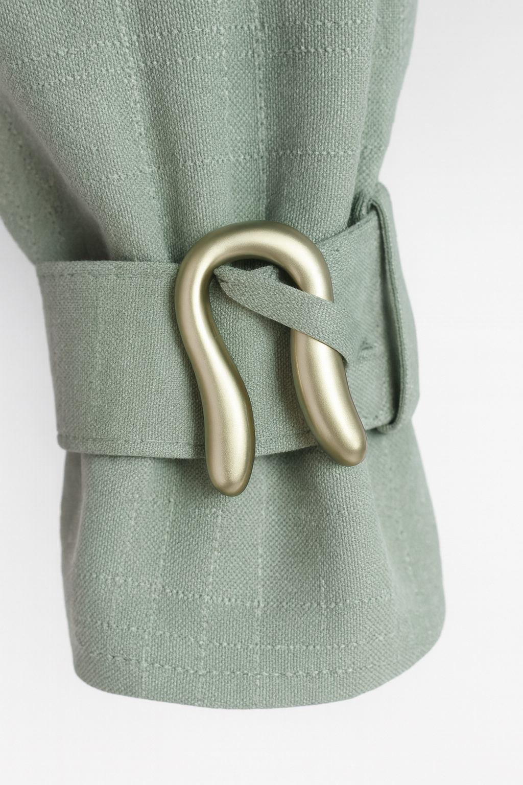 Аёллар учун плаш орқа тасмадаги аксессуар