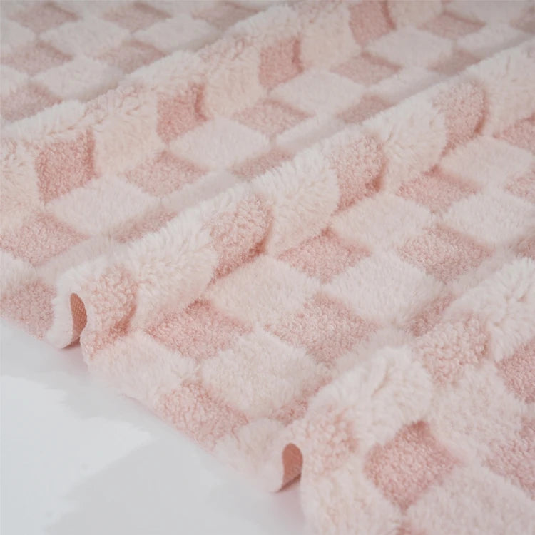 Оптом сотиладиган 10 мм ли сеткали (тўрли тузилишидаги) жуда юмшоқ сунъий плюш мех мата — кийимлар учун мўлжалланган