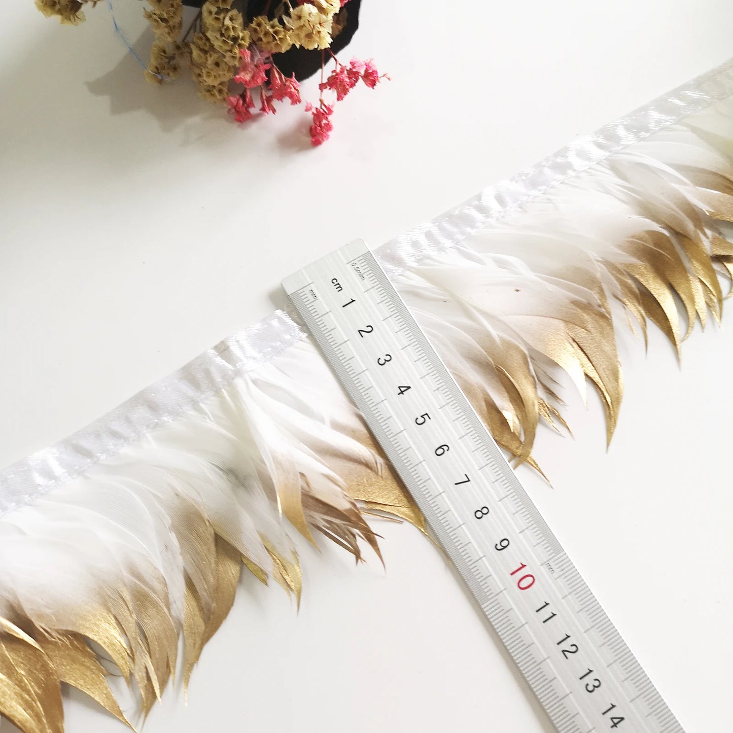 Оқ олтин билан бўялган туркий патларни улгуржи савдоси Коктейль тўй безаклари учун туклар безаклари ва чеккалари