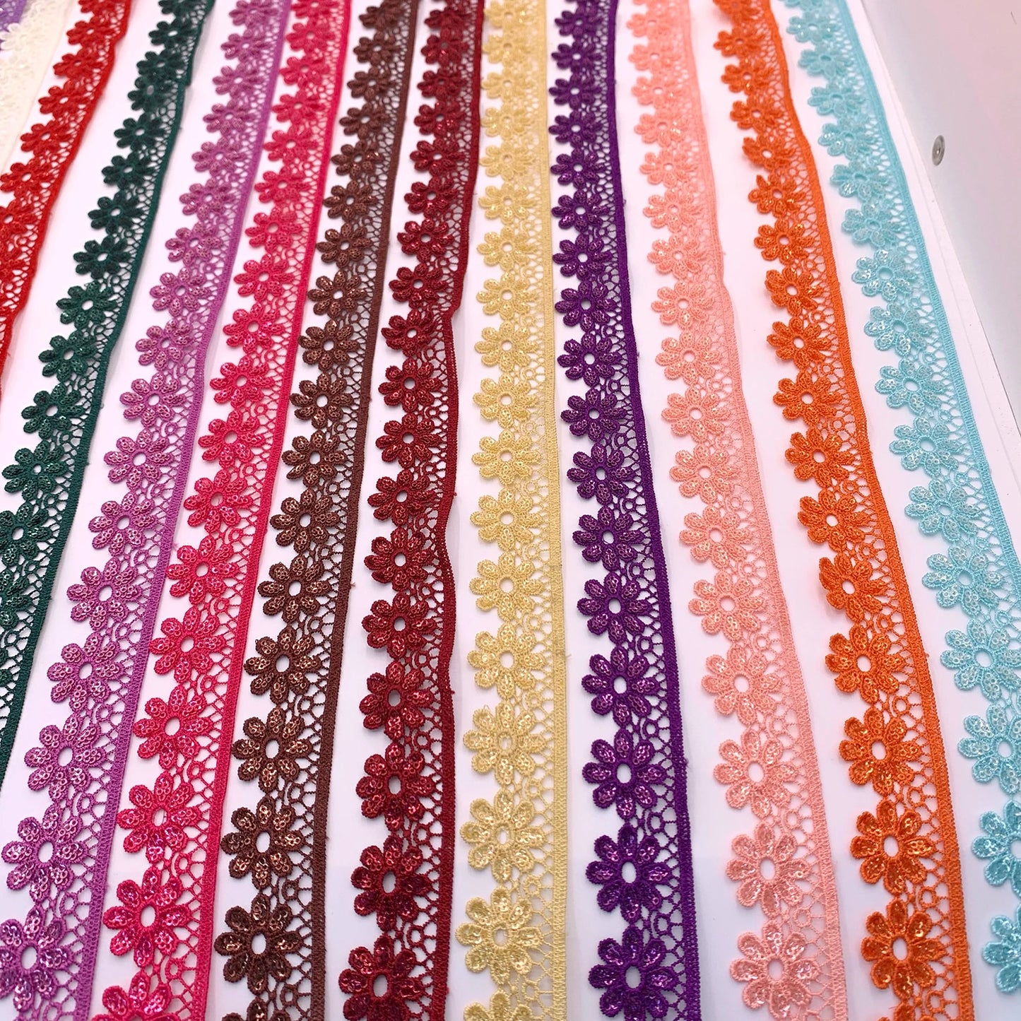 Буюртма бўйича бир нечта рангдаги полестер гулли Гпо дантелли ҳашаматли нафис паетли каштадўзлик гипур дантелли безак