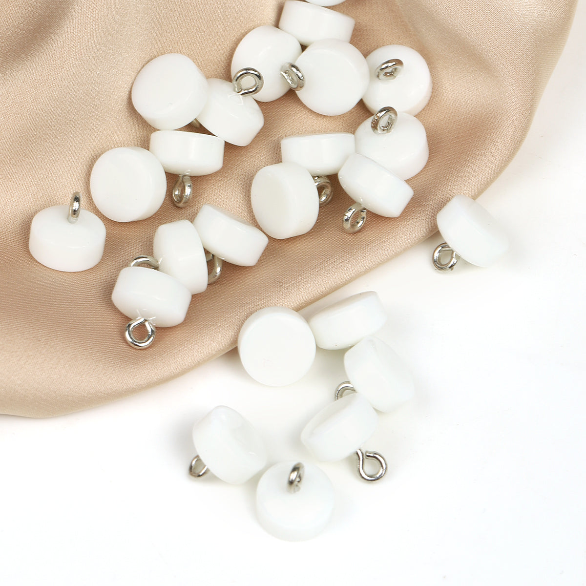 Қаҳваранг оёқчали пластик тугмалар — табиий ва ҳушбичим кўриниш учун амалий танлов