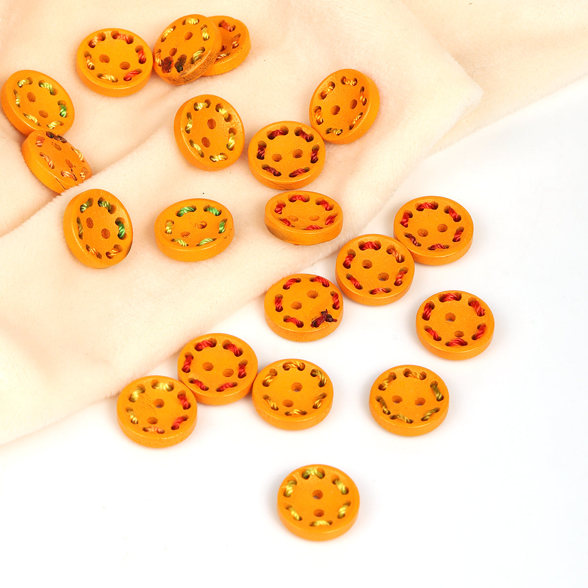 Қизил тусли 2 қулиқли ёғоч тугмалар