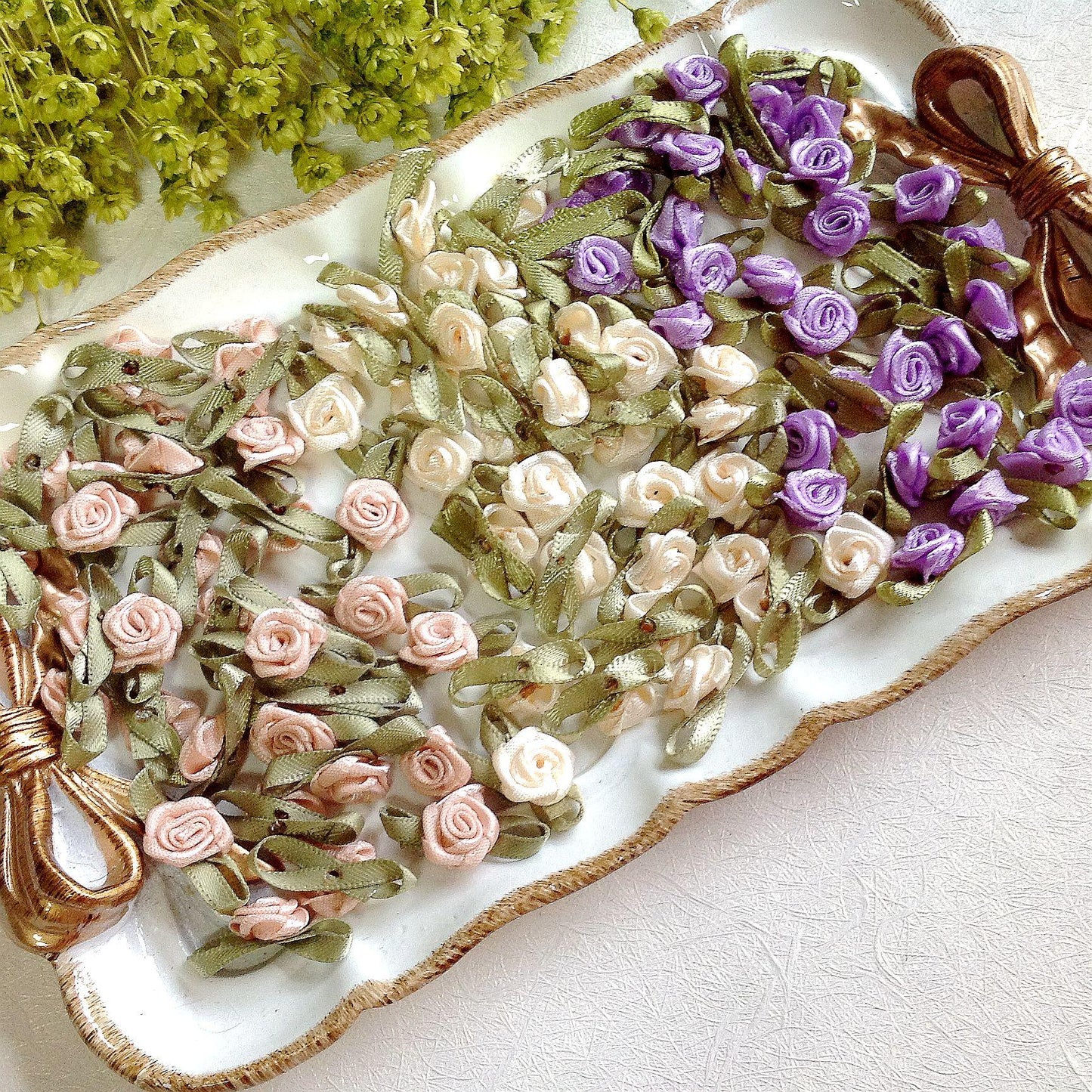 Мини нашивка гул бошлари билан, атласдан тайёрланган аппликациялар