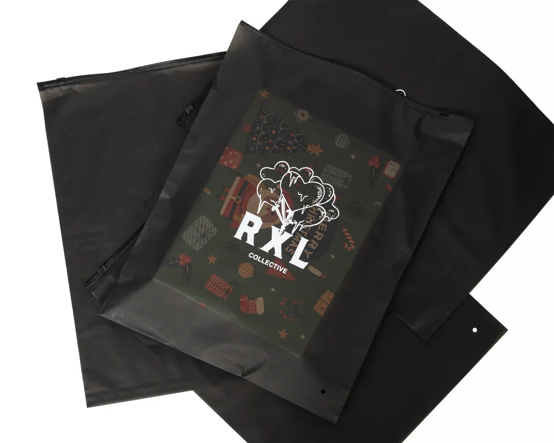 Кастом босмага эга, юқори сифатли мат қора зипперли пакет — тўғридан-тўғри фабрикадан, кийим-бошни қадоқлаш учун мўлжалланган, лого қўйиш имкониятига эга.