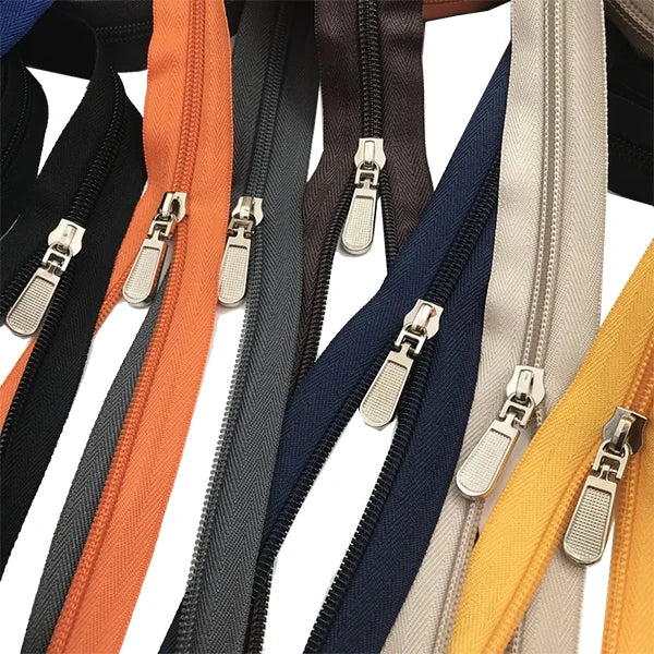 Кийим тикиш аксессуарлари учун махсус логотипли рангли фермуар бобини билан иссиқ сотиладиган нейлон фермуар тортгичи