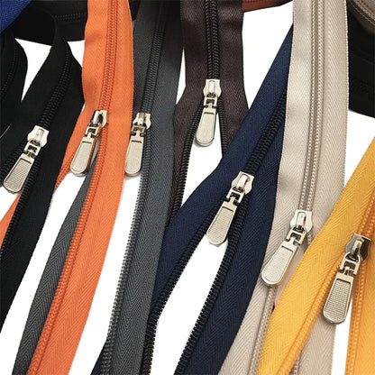 Кийим тикиш аксессуарлари учун махсус логотипли рангли фермуар бобини билан иссиқ сотиладиган нейлон фермуар тортгичи