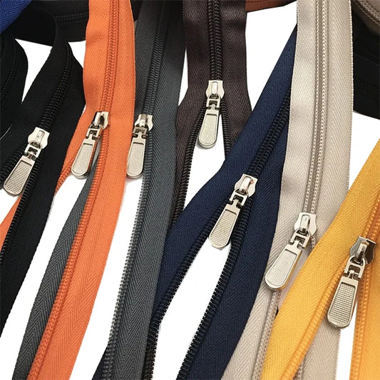 Кийим тикиш аксессуарлари учун махсус логотипли рангли фермуар бобини билан иссиқ сотиладиган нейлон фермуар тортгичи