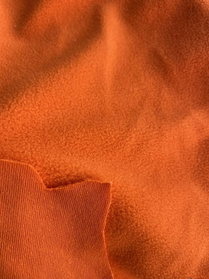 00% полиэстер флис мата — кийим, куртка, ўйинчоқ, уй тўқималари ва қўлда тикиладиган буюмлар учун мос. Юмшоқ, иссиқ сақлайдиган, юқори сифатли материал