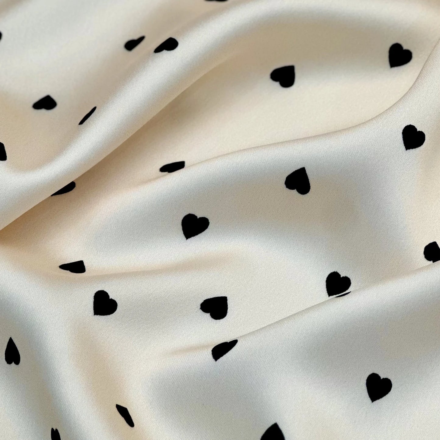 YY кам миқдордаги (MOQ) буюртмалар учун мос, индивидуал дизайнли, горошок (polka dot) нақшли 100% полиэстер мато — аёллар кийими ва кўйлак тикиш учун рақамли принтли (digital printing) сатин мато