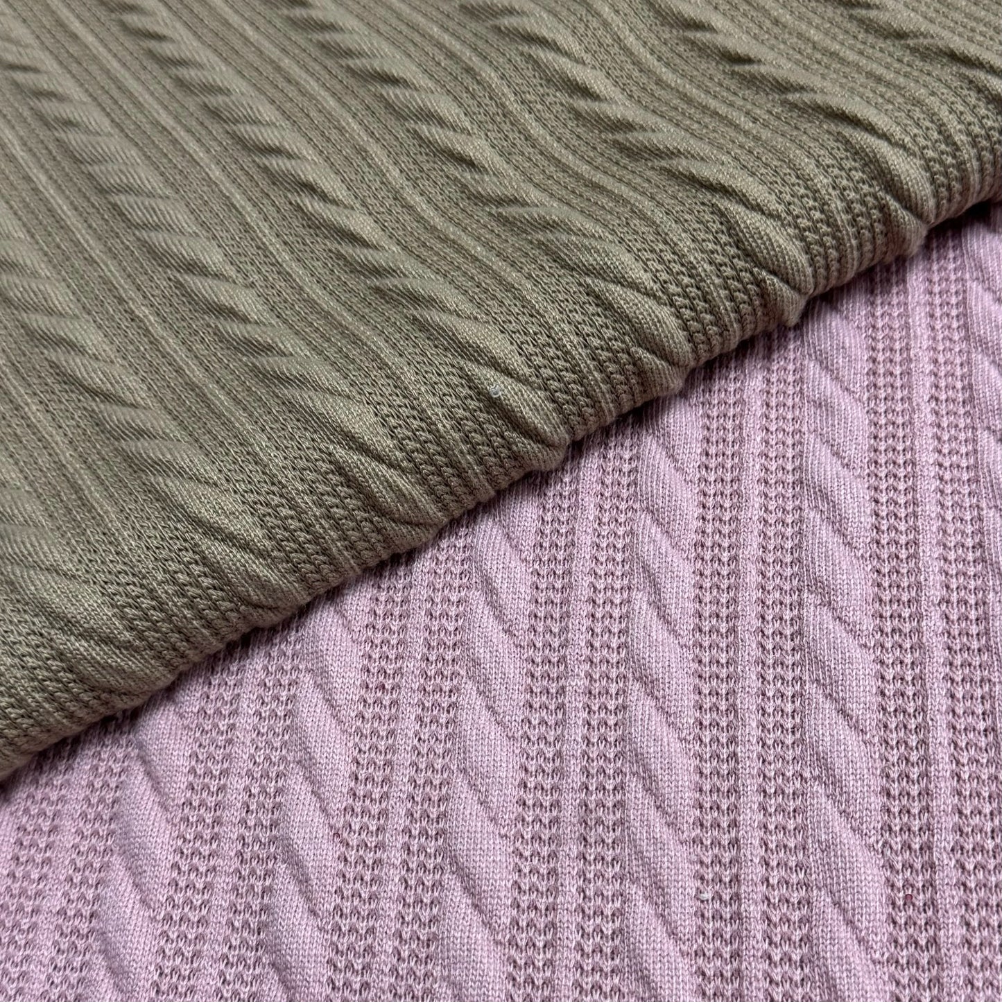 Трикотаж жаккард, оғир вазнли, ипдан бўялган 100% полиэстер — йирик игнали тузилишига эга кийим матоси. Қизлар кийими учун оптом (MY03#)