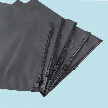 Экологик тоза, қора мат сиртли зипперли пакет — футболка ва кийим-бошни сақлаш учун мўлжалланган. Биологик йўқолувчи материалдан тайёрланади, шахсий лого қўйиш мумкин