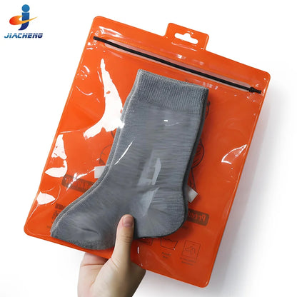 Кастом босмага эга, қалин ва қайта ишлатиладиган слайдер-зипперли текис пакет — ойначали, ПВХ материалдан тайёрланган, шкарпеткаларни қадоқлаш учун. Илгич учун тешиги мавжуд