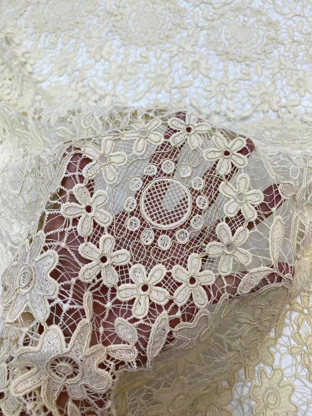 Либослар учун юқори сифатли гипур шнурли дантелли мато