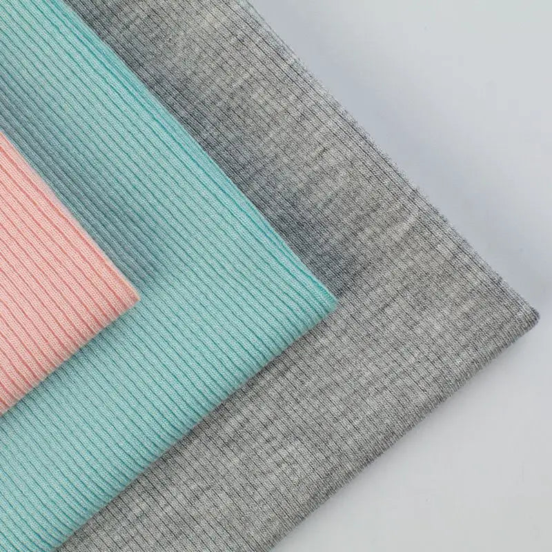 Оммабоп сотувдаги икки томонлама чўзиладиган 2x2 риб (чизиқли) мата — 40S ипли текис вискоза-спандекс аралашмаси. Манжет, ёқалар ва кийим қирралари учун мос