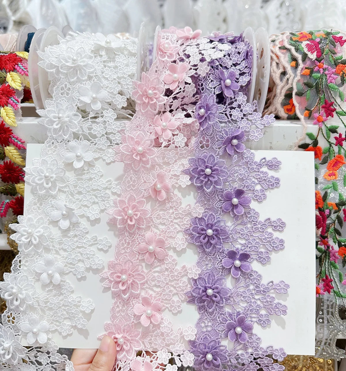 Махсус гипур 3Д гулли дантелли трим Кимёвий чегара дантелли қирқиш Гулли каштадўзлик дантелли трим Пает марваридли безакли дантелли безак