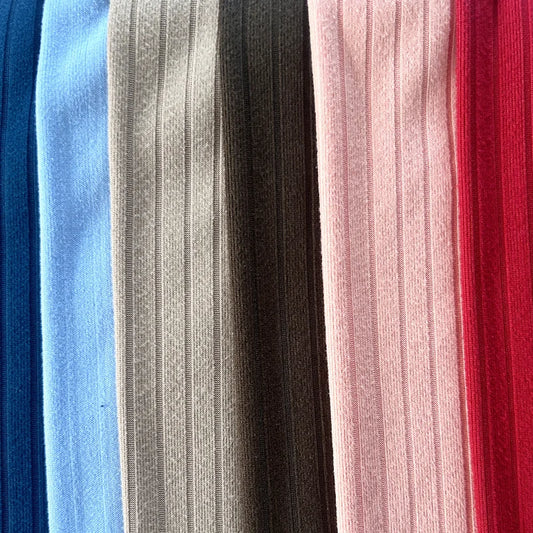 Янги дизайн — 93% полиэстер ва 7% спандексдан тўқилган 8×3 резинка трикотаж мати. Қизлар учун футболка, ички кийим, кўйлак, пижама ва тунги кийимлар тайёрлашга мос, чўзиладиган ва қулай материал