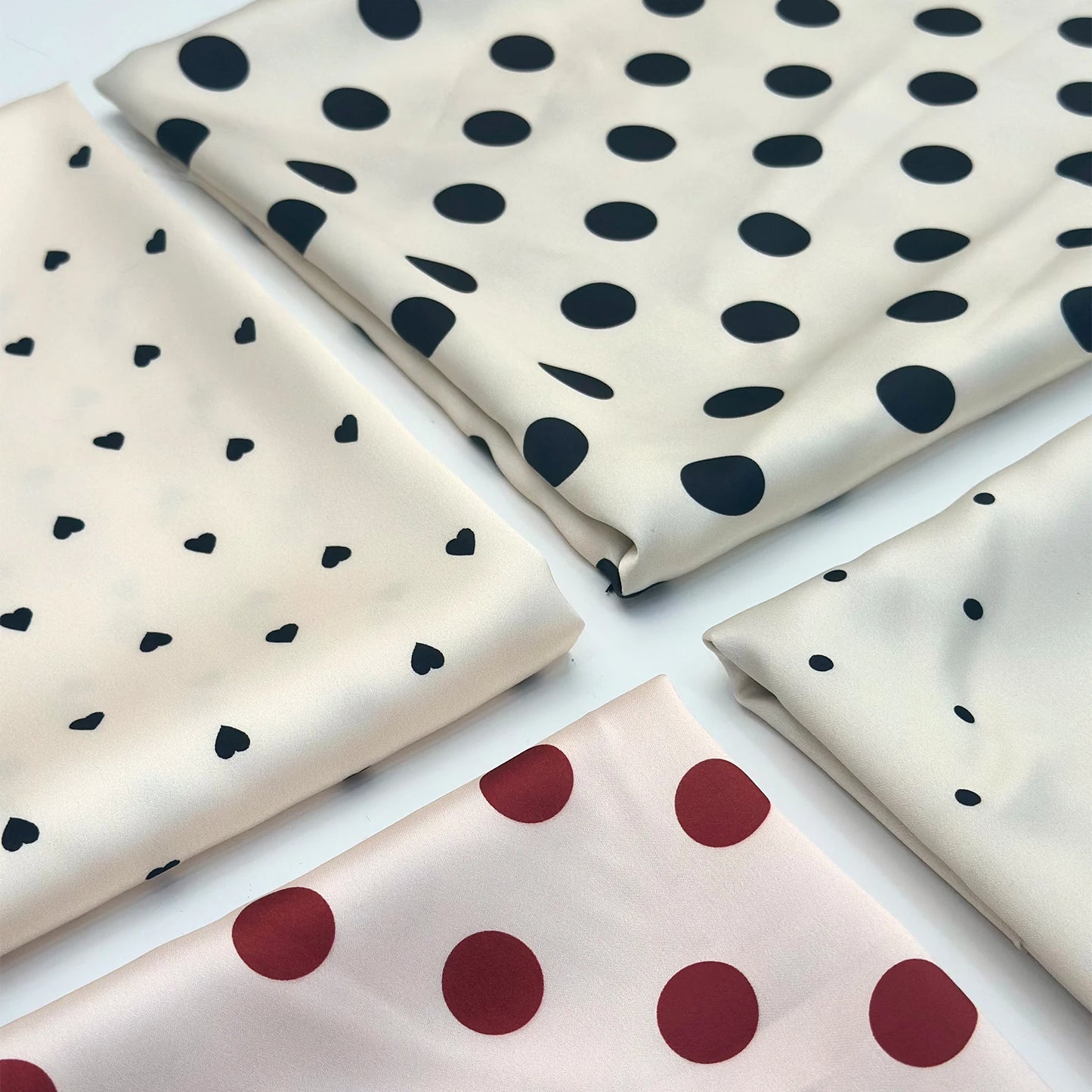 YY кам миқдордаги (MOQ) буюртмалар учун мос, индивидуал дизайнли, горошок (polka dot) нақшли 100% полиэстер мато — аёллар кийими ва кўйлак тикиш учун рақамли принтли (digital printing) сатин мато