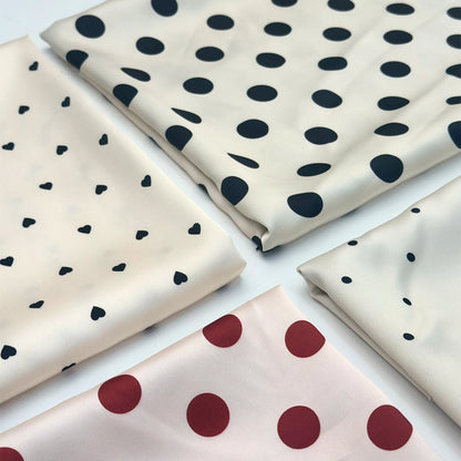 YY кам миқдордаги (MOQ) буюртмалар учун мос, индивидуал дизайнли, горошок (polka dot) нақшли 100% полиэстер мато — аёллар кийими ва кўйлак тикиш учун рақамли принтли (digital printing) сатин мато
