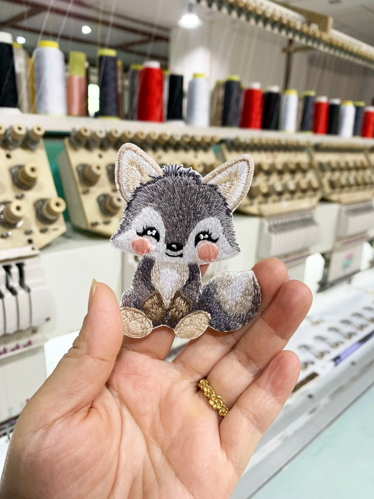 Кийим-кечак қалпоқ ва шляпа учун ёқимли ҳайвонлар каштадўзлик ямоғига тикилган махсус дазмол