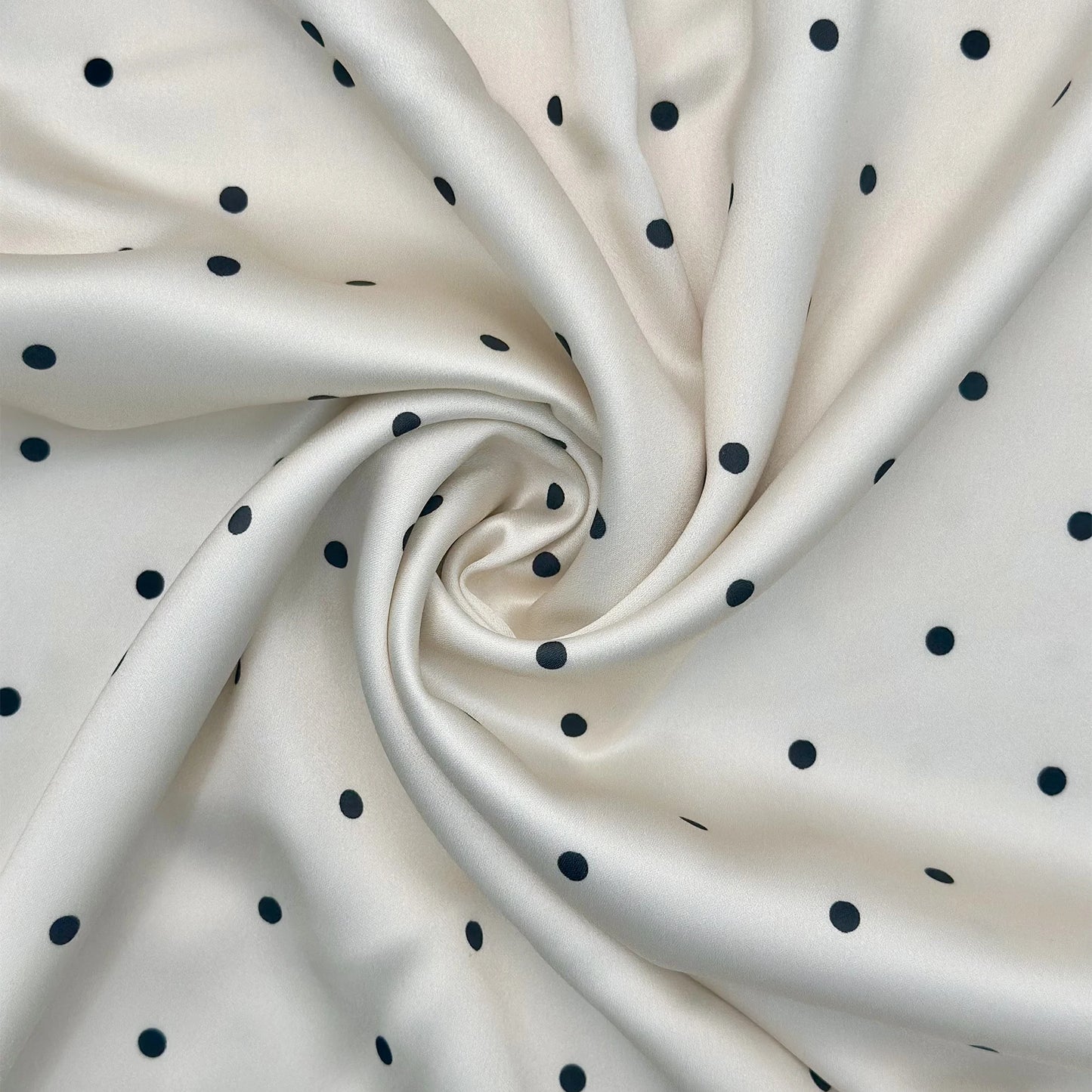 YY кам миқдордаги (MOQ) буюртмалар учун мос, индивидуал дизайнли, горошок (polka dot) нақшли 100% полиэстер мато — аёллар кийими ва кўйлак тикиш учун рақамли принтли (digital printing) сатин мато