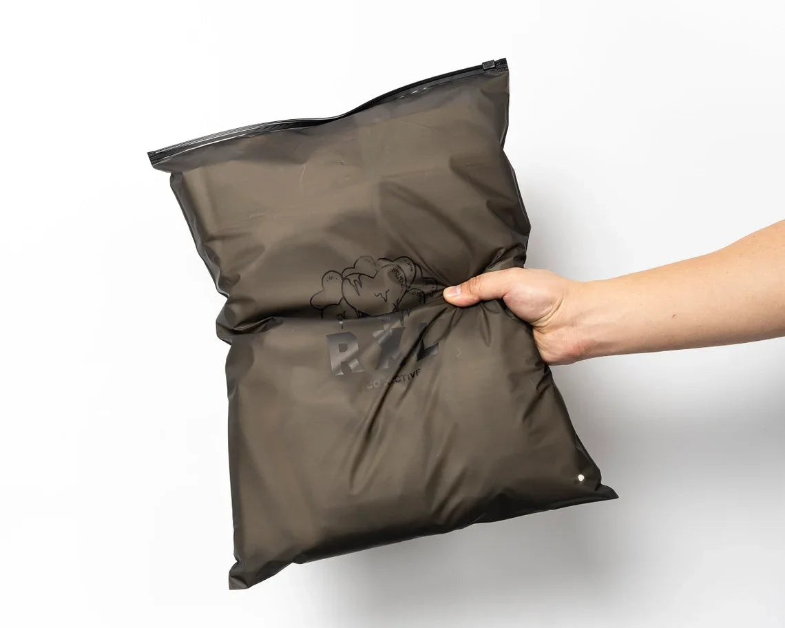 Кастом босмага эга, юқори сифатли мат қора зипперли пакет — тўғридан-тўғри фабрикадан, кийим-бошни қадоқлаш учун мўлжалланган, лого қўйиш имкониятига эга.