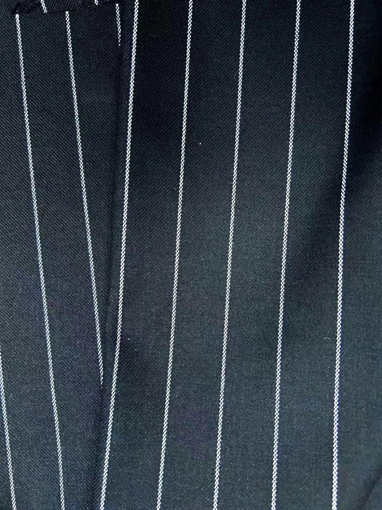 Юқори сифатли TR аралашма — ворстед меринос жуни ва полиэстердан тўқилган полосали мата. Эркаклар костюм ва пиджаклари учун