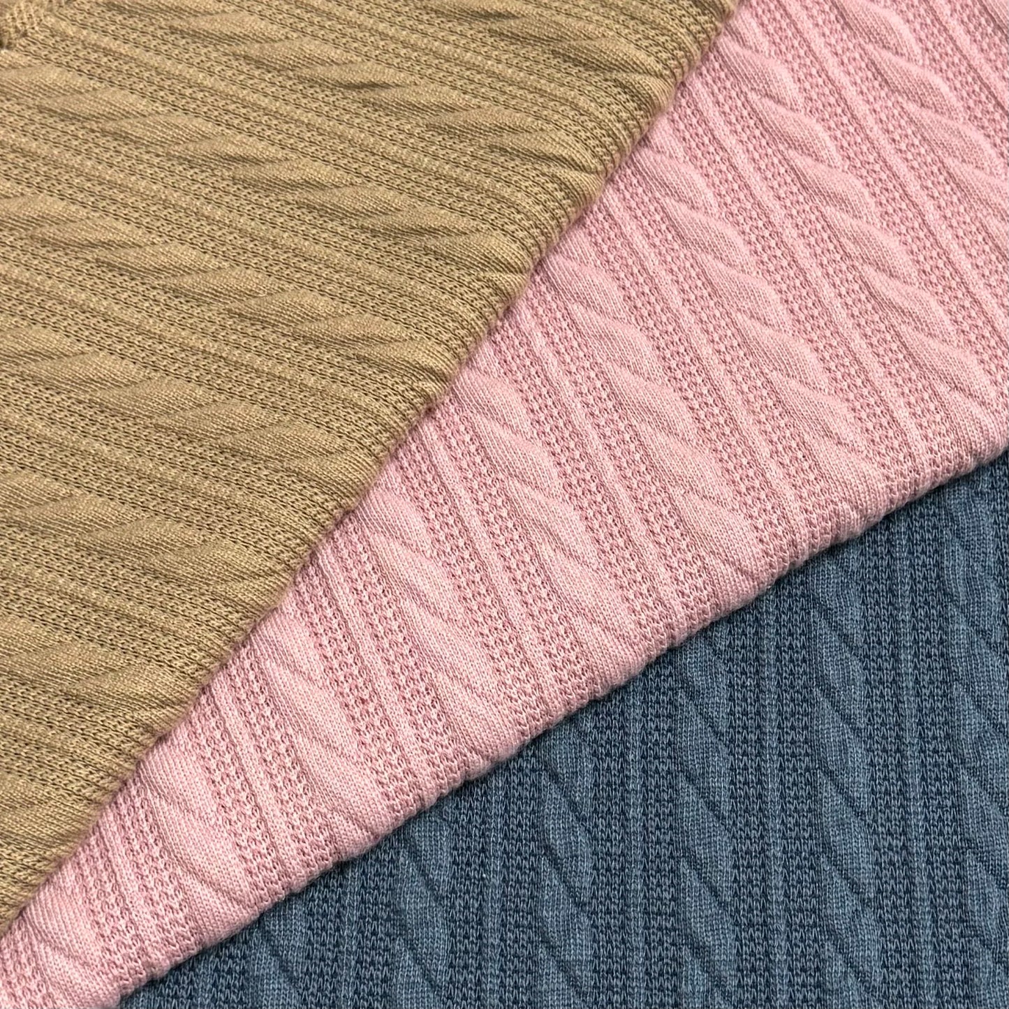 Трикотаж жаккард, оғир вазнли, ипдан бўялган 100% полиэстер — йирик игнали тузилишига эга кийим матоси. Қизлар кийими учун оптом (MY03#)