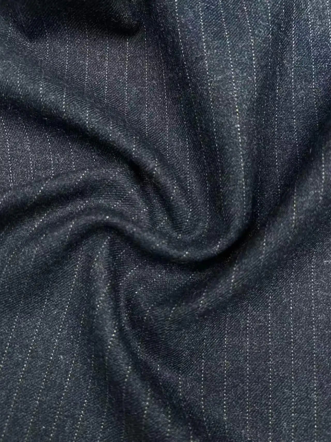 Тайёр ҳолдаги полиэстер–район–спандекс аралашмаси, саржа тузилишидаги полосали мата — эркаклар ва аёллар учун қулай кўйлак ва кийимлар тикишга мос