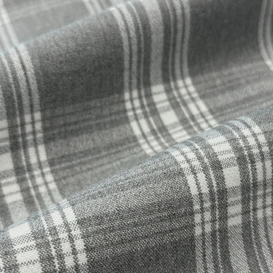 100% райондон тайёрланган, ипдан бўялган катакли тўқилган мата — 298 GSM, кулранг, юмшоқ, нафас оладиган, яхши тушувчан мода мати. Куз-қиш мавсумида куртка ва кийимлар учун мос