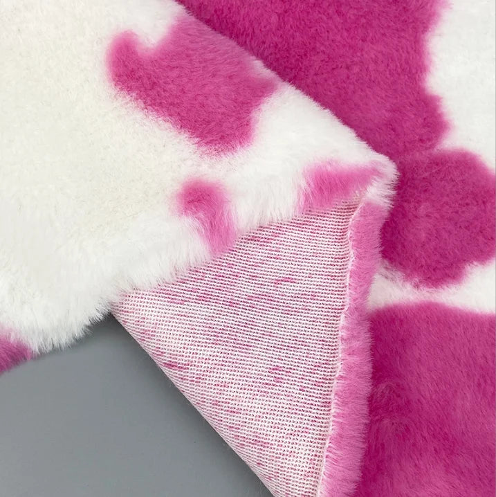 100% полиэстердан тўқилган трикотаж флис мата — қисқа ворсли, сигир нақшли плюш тузилиши билан. Қишки пальто ва одеялолар учун мўлжалланган, қўнғир қўзичоқ (қўй) ёки қўнғир қўй териси эффектига ўхшаш юмшоқ ва иссиқ материал