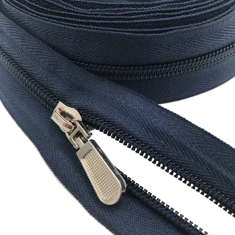 Кийим тикиш аксессуарлари учун махсус логотипли рангли фермуар бобини билан иссиқ сотиладиган нейлон фермуар тортгичи