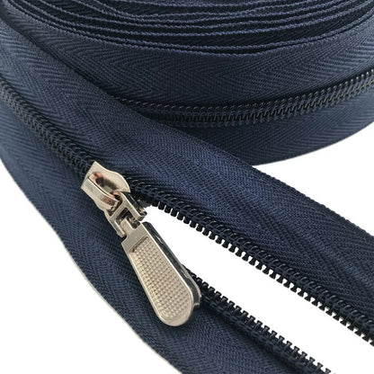 Кийим тикиш аксессуарлари учун махсус логотипли рангли фермуар бобини билан иссиқ сотиладиган нейлон фермуар тортгичи