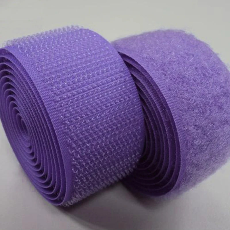 Кенг сотилаётган 100% нейлондан тайёрланган кийим аксессуари — ўта юмшоқ, кастом лого қўйиладиган рангли велкро (илишма) лентаси