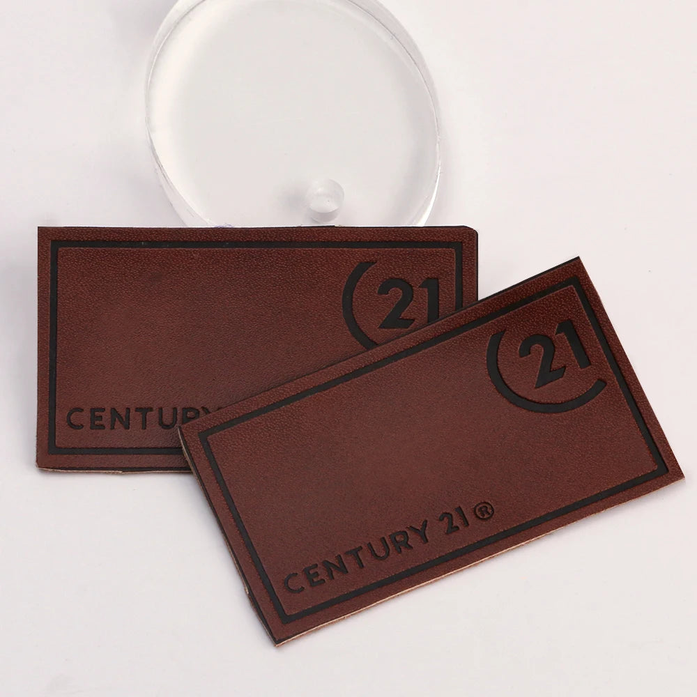 Жинси шимлар учун ямоқ сумкаси ёрлиғи улгуржи махсус чарм ёрлиқлари учун бўрттирма логотипли юқори сифатли махсус ПУ тери ямоқлари тикилган услубда