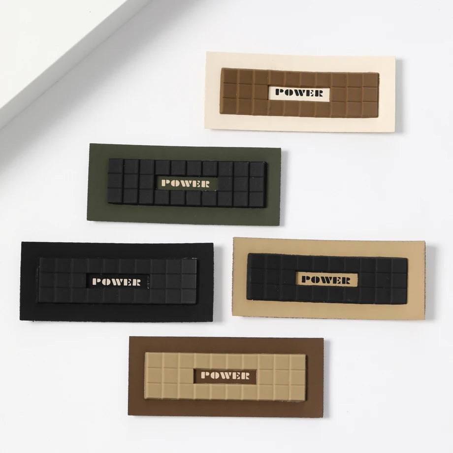 Шахсийлаштирилган логотип кийим тери ёрлиғи махсус жинси шимлар ПУ тақлид тери патч кийим тери ёрлиғи