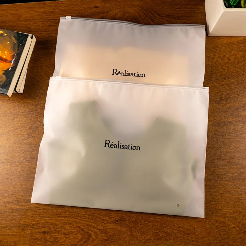 Қайта ишлатиладиган мат сиртли слайдер-зипперли пакет — СПЭ (CPE) материалдан, кийим-бош, аксессуарлар ва гигиена воситаларини қадоқлаш учун мўлжалланган