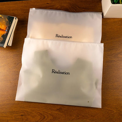 Қайта ишлатиладиган мат сиртли слайдер-зипперли пакет — СПЭ (CPE) материалдан, кийим-бош, аксессуарлар ва гигиена воситаларини қадоқлаш учун мўлжалланган