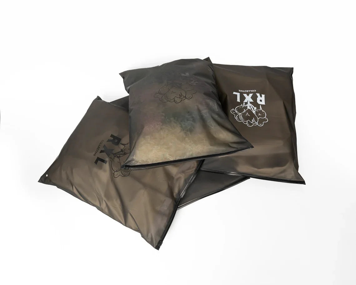 Кастом босмага эга, юқори сифатли мат қора зипперли пакет — тўғридан-тўғри фабрикадан, кийим-бошни қадоқлаш учун мўлжалланган, лого қўйиш имкониятига эга.