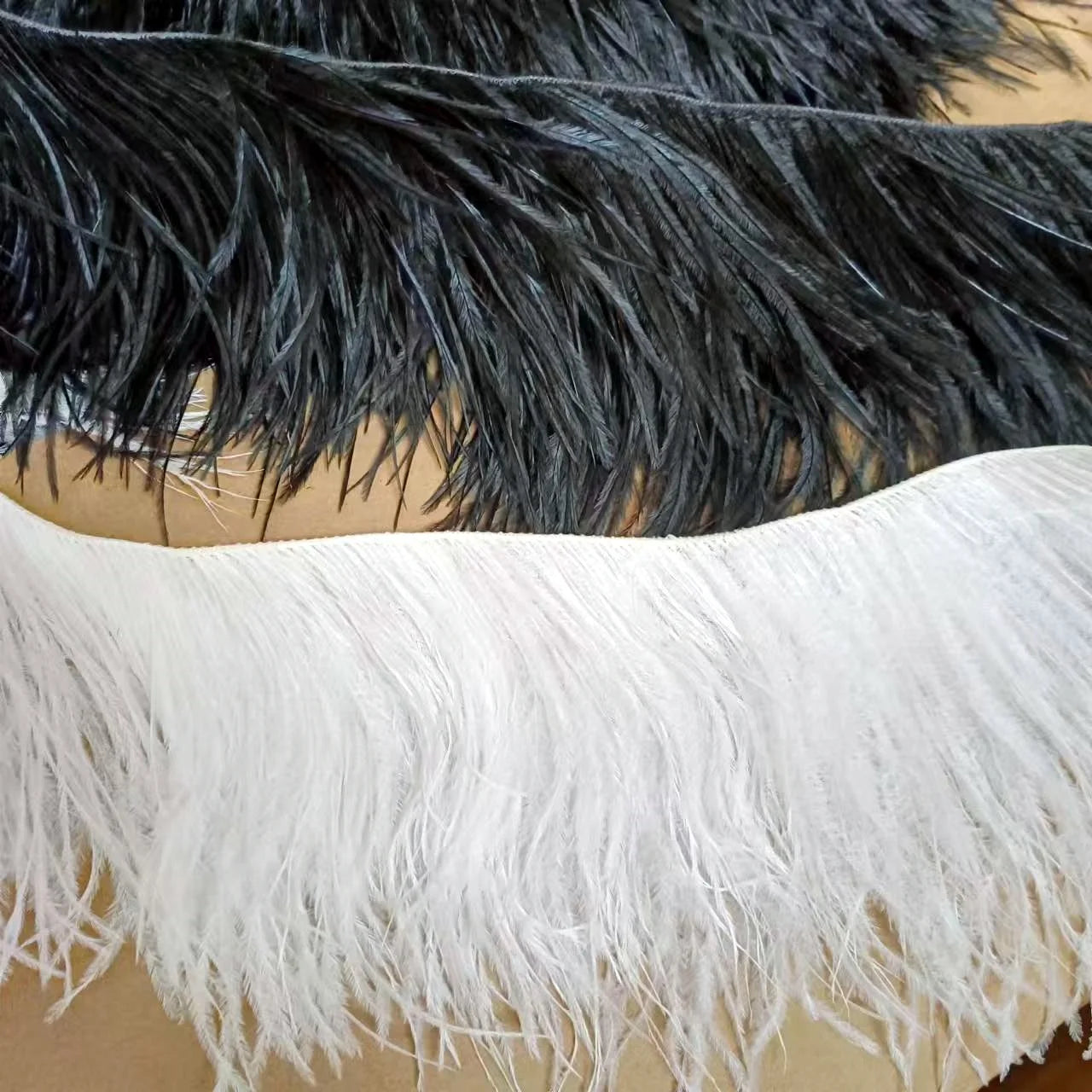 Юқори сифатли туяқуш патларининг четларини шнурда қирқиш Тикув патлари учун тўрли матоларни кўйлаклар учун юбка аксессуарлари ҳунармандчилиги