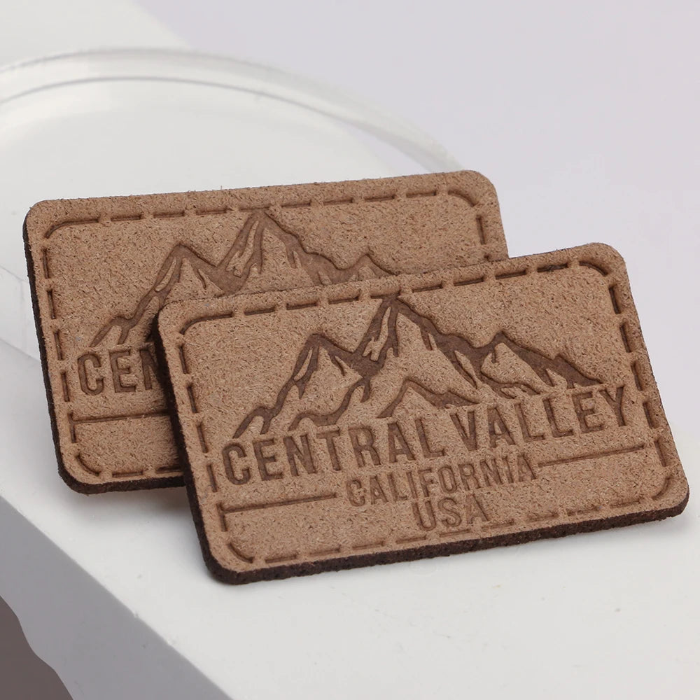 Жинси шимлар учун ямоқ сумкаси ёрлиғи улгуржи махсус чарм ёрлиқлари учун бўрттирма логотипли юқори сифатли махсус ПУ тери ямоқлари тикилган услубда