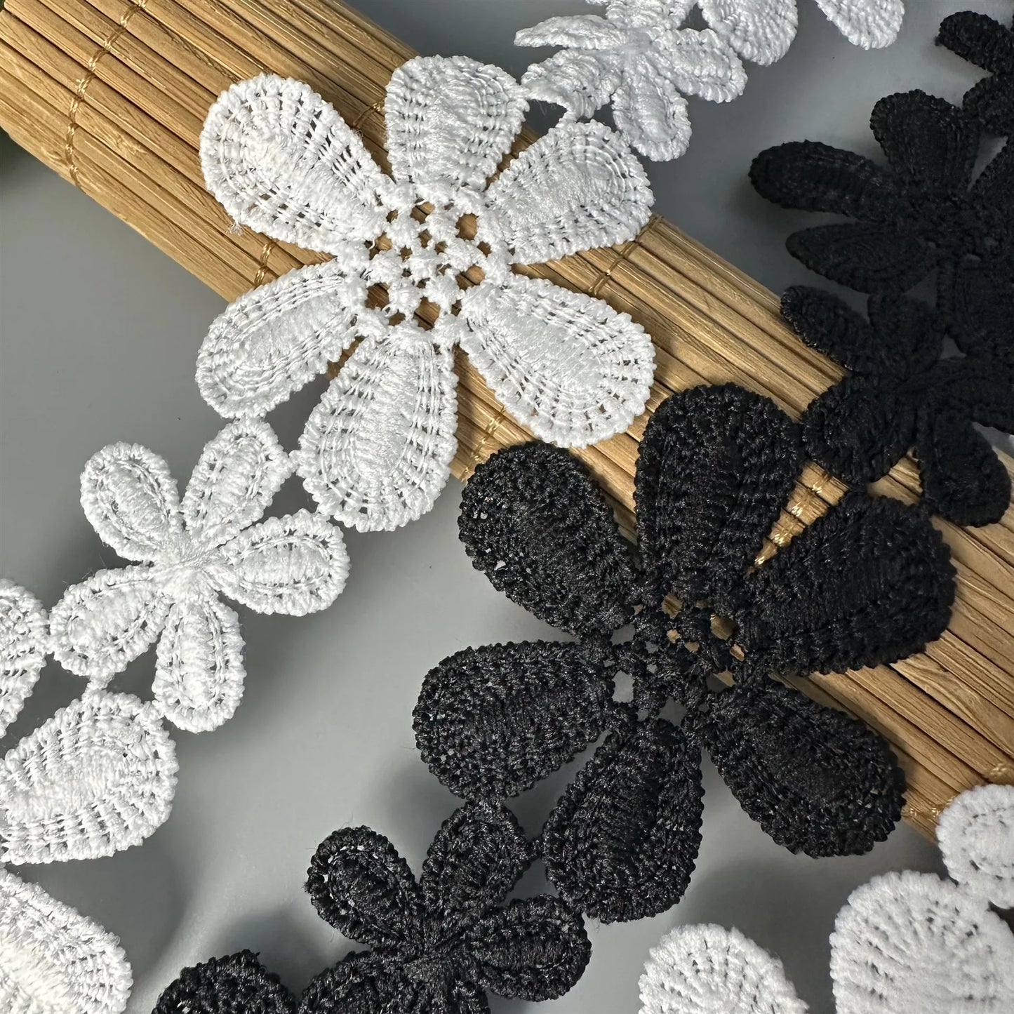 Юқори сифатли полестер 11СМ кенгликдаги қора/оқ ипак гулли гипур каштадўзлик тўрли трим либослар учун