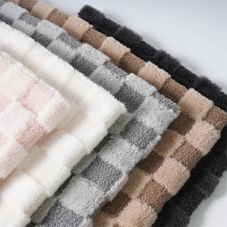 Оптом сотиладиган 10 мм ли сеткали (тўрли тузилишидаги) жуда юмшоқ сунъий плюш мех мата — кийимлар учун мўлжалланган