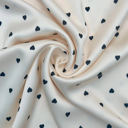 YY кам миқдордаги (MOQ) буюртмалар учун мос, индивидуал дизайнли, горошок (polka dot) нақшли 100% полиэстер мато — аёллар кийими ва кўйлак тикиш учун рақамли принтли (digital printing) сатин мато