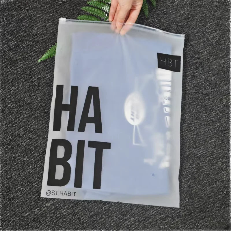 Бренд логоси қўйилган, қайта ишлатиладиган зиплок пакет — кийим-бошни қадоқлаш учун мўлжалланган мат сиртли пластик пакет