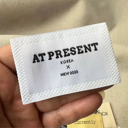 Кийимлар учун махсус шахсий ном логотипи охирида полестер кийим тўқув бўйин ёрлиғи