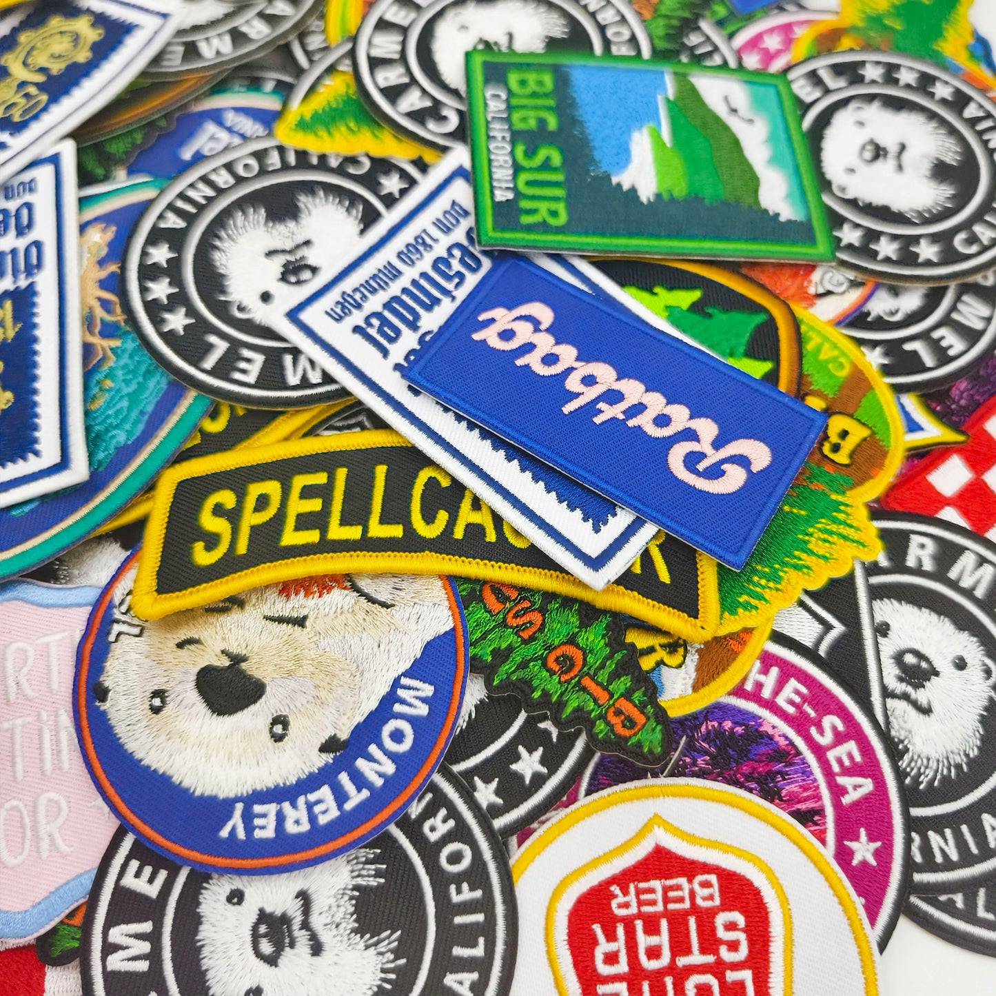 Логотип дизайни билан шахсийлаштирилган каштадўзлик ямоқлари Кийим шляпалари учун дазмолланган. Графикадан эсдалик совғасидан фойдаланиш учун босма техникалар