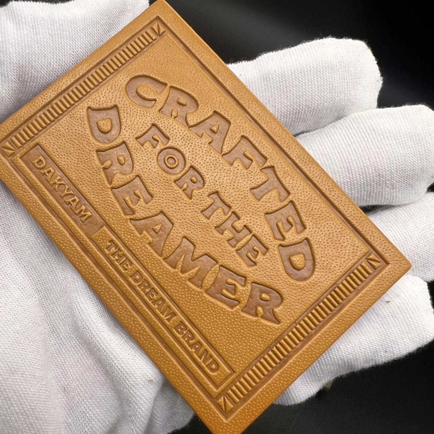 Махсус юқори сифатли пу тери патч бўрттирма чарм кийим ёрлиғи Кийим жинси шляпа учун тери босилган ямоқ