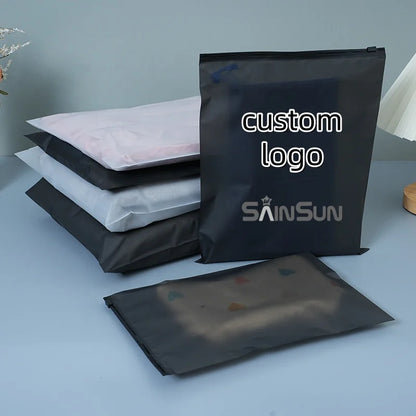 Кастом шаффоф пластик кийим-бош учун зиплок пакет — мат сиртли зипперли қопча, лого қўйиш имконияти билан